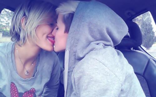 hey-everyone-i-like-girls:  They’re both so hot. Omg. 