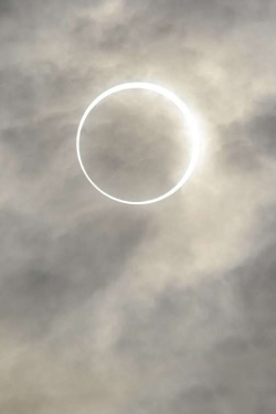 opcion:  Solar eclipse a stunner 