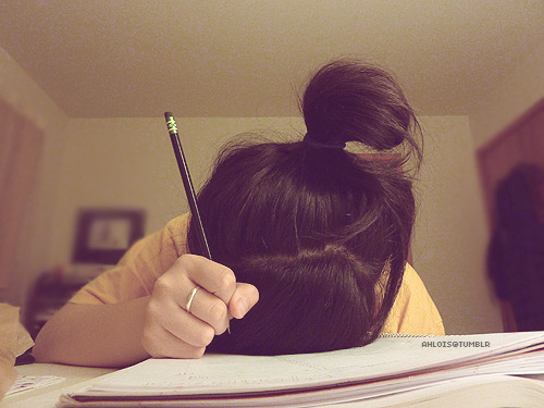 adolescentecamaleao:  Responda: Qual seu nome? Ariane Idade? 14 Aniversário? 15/08 Que série você tá? 1° ano Qual sua matéria favorita? English Em que aula é mais fácil você dormir? Ed.fisica, deito no banco da quadra e durmo KKK Agora negrite