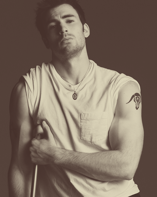 ohyeahcevans:  ♕ 4/50 pictures of Chris Evans.