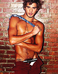 XXX landslidesongbird:  Marlon Teixeira. photo