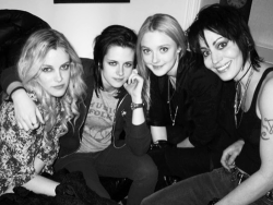 Hideafairytale:  Vidaculia:  Fuckinperfectgirls:  Cherie Currie, Kristen Stewart,