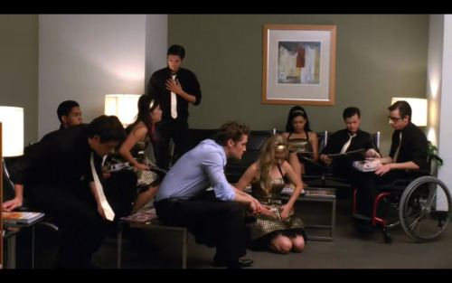 mzminola:Finn and Tina are just sitting down (I don’t remember if Schuester is when the camera cut t