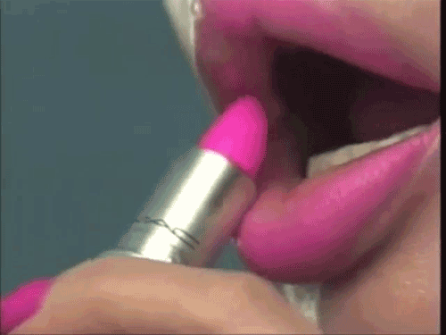 free-2b-brie: sissydreamsthings: keiraskorner: Absolutely love this image ❤️ ❤️  Applying lipstick  