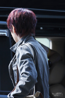 I WANT TO RUN MY FINGERS THROUGH THAT PRECIOUS BEAUITFUL HAIR OF HIS. COME HERE JINYOUNG BBY~~unffff 