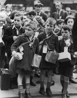  Children being evacuated out of London during the outbreak of World War II, 1939. William Vandivert 