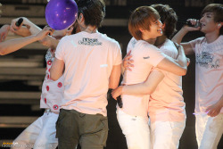 shiny-seoul:  TWO OF MY BIASES HUGGING ITS