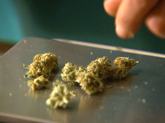 thatsgoodweed:  break it with your fingers, lick them clean after 
