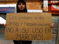 josefavalenzuela:  p-o-n-y-s-a-n-d-u-n-i-c-o-r-n-s:  Lo he reblogueado como tres veces :c  no mas caballos en las marchaas! 