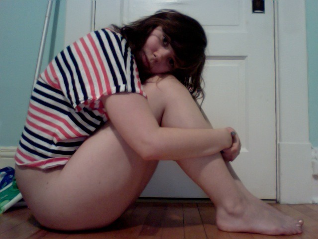 amberfeets:  Gold toes make me think of summer.