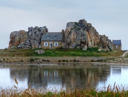 letsbuildahome-fr: The famous stonehouse situated between two rocks at Castel Meur, Pointe du Ch&aci