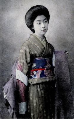 “Geisha Manryu taking off her Haori 1910s”