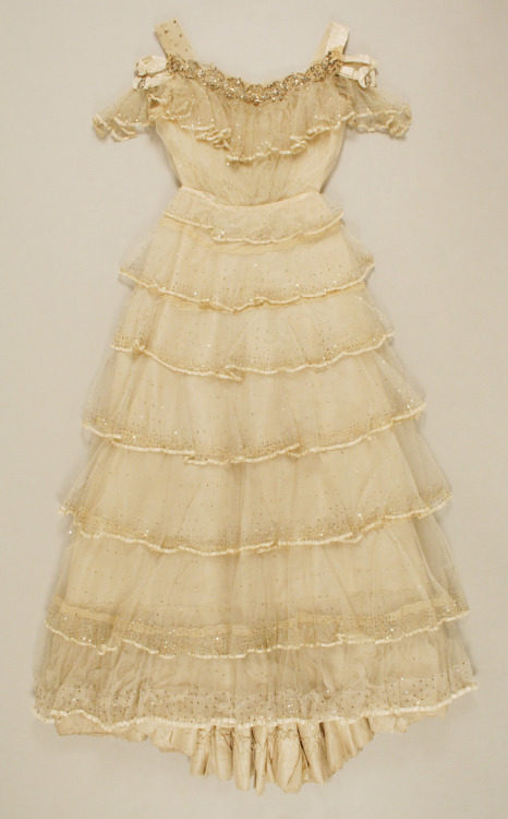 fripperiesandfobs:  Jeanne Hallée ball gown, 1905 From the Metropolitan Museum of Art 