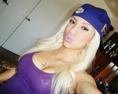 shesbombb:  http://lovelybee18.tumblr.com/ 