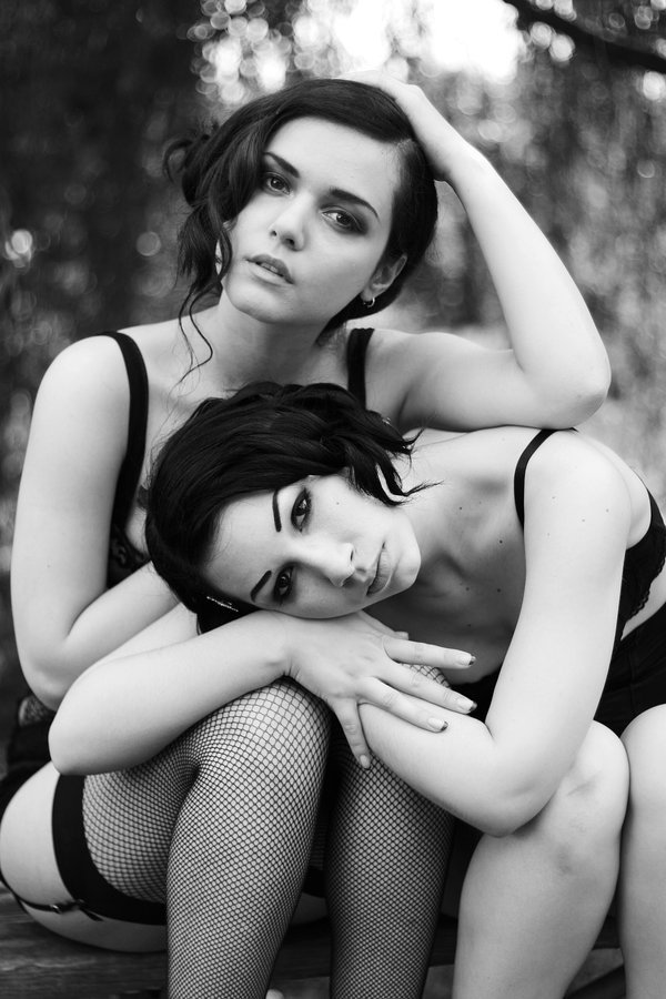 lesbiansilk:  helen and marlo by *Oldboy1985   Stunning