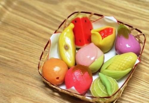  Japanese sweets in the form of sushi and Fruit. #japan #japanese_food #japon #sweets