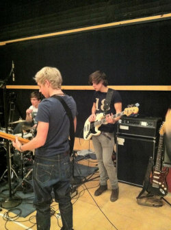 niallernaked:  Niall and Harry at a soundcheck!  harry pants is very tight ooh i like it