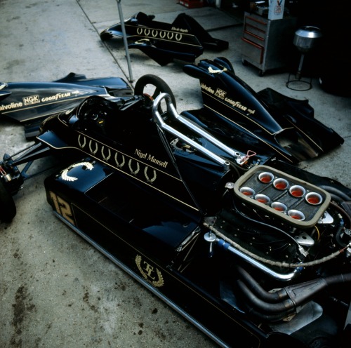 itsawheelthing:  under the hood …a look at Nigel Mansell’s & Elio de Angelis’ Lotus 91 at Long Beach, 1982 US West Grand Prix 