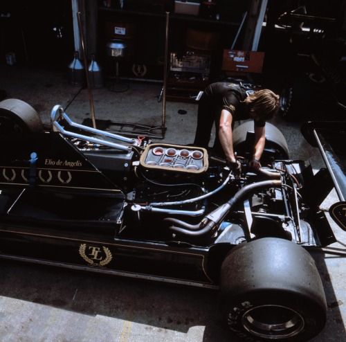 itsawheelthing:  under the hood …a look at Nigel Mansell’s & Elio de Angelis’ Lotus 91 at Long Beach, 1982 US West Grand Prix 