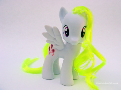 tinrobolikes:G4 Surprise! She’s made from Diamond Rose and Plumsweet and has been rerooted in Elec