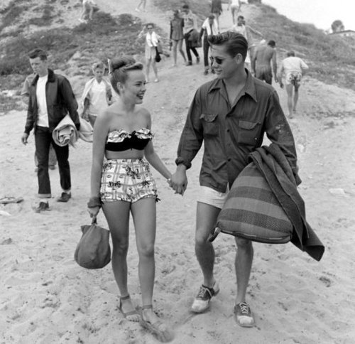 luellaloves:Why can’t this be my lifebabesofvintage:Unknown vintage beach babes.