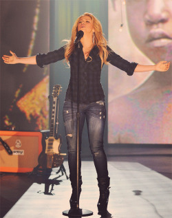 iheartshakira:   Picture 67/100   