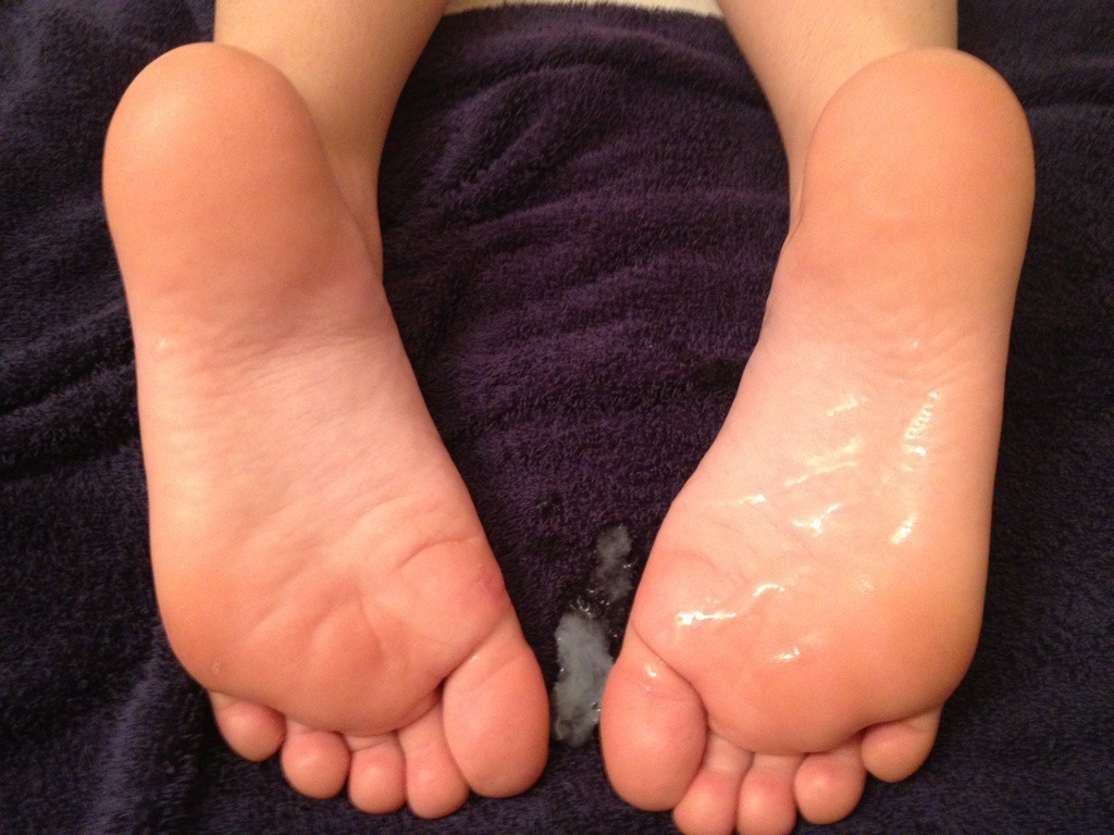 thefootfetishblog:  lolafetish  Cum on the feet .. Hawt
