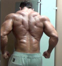 drwannabe:  Antoine Vaillant showing of his swole upper back. Notice the thick lower trap and rhomboid definition. Well done, brah. 