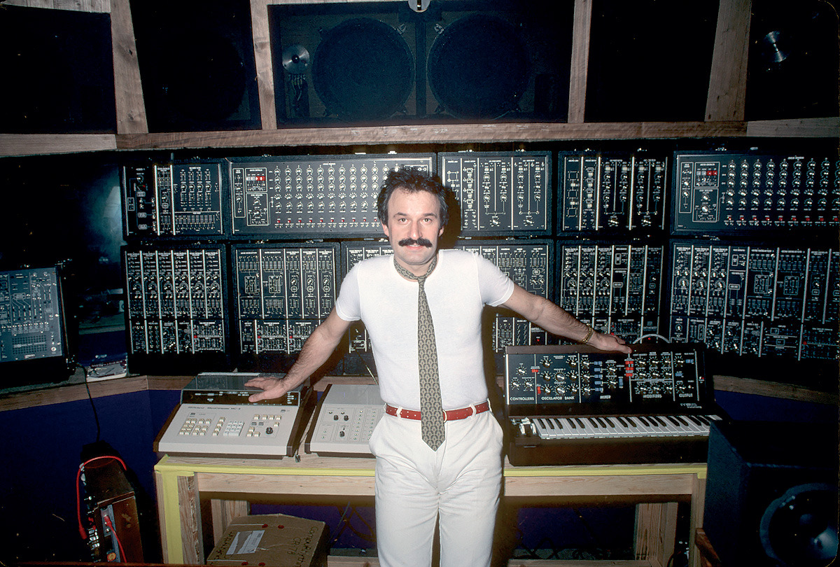 Giorgio Moroder and his Moog Modular System (1975) - Photo: Michael Ochs 