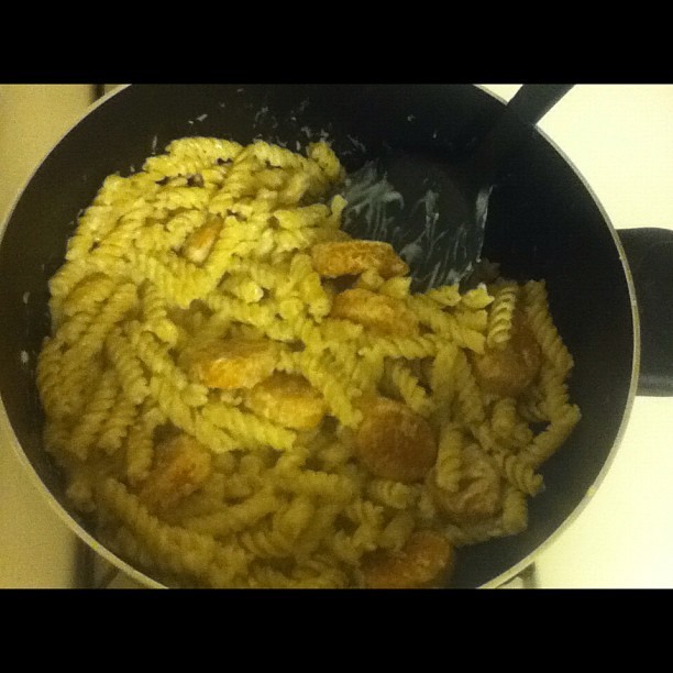 A lil ghetto take on chicken Alfredo 👌 #apartmentproblems #ghetto #hoodrich  (Taken