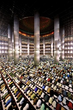 partytilfajr:  Muslims pray in Indonesia.