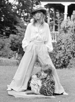 thethinnwhiteduke:  06/29/1971, David and Angela Bowie photographed with new born Zowie. 