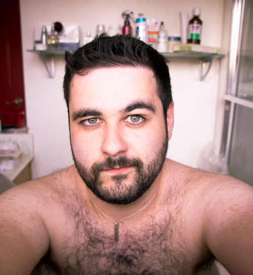 symbear:  Trimmed the beard down for my trip to LA. Gotta look sharp!  his eyes!!!