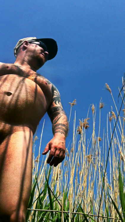 raunchysweatyking: hairyfatso: dadslad2: Thats fuckin sexy B======D —- www.twitter.com/