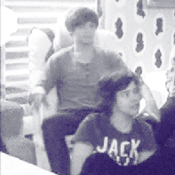  loueh—loves—harreh:  35 Reasons Why Larry Stylinson is Real (2/35)  ↣ touching each other’s faces.   