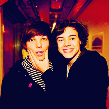  loueh—loves—harreh:  35 Reasons Why Larry Stylinson is Real (2/35)  ↣ touching each other’s faces.   