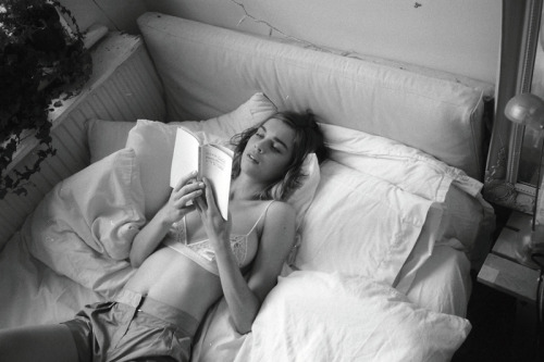 blkbrn: Kim Noorda Reading Naked