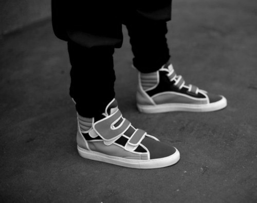  i dont usually like sneakers w/ just velcro straps on em and no laces…  but these look so sick 8)