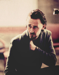 fandomsandwich:   ♕ 10/50 Photos of Tom Hiddleston  WHAT THE FUCK IS THIS FUCKERY?! 