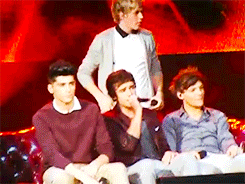 XXX sidelinesupport:  Niall noticing Larry x photo