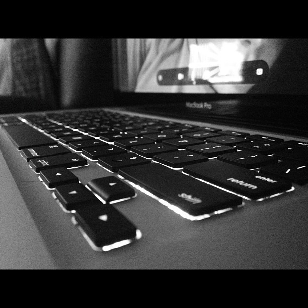 rhiannon-montgomery:  #apple #macbook #skype (Taken with instagram)  mine :D