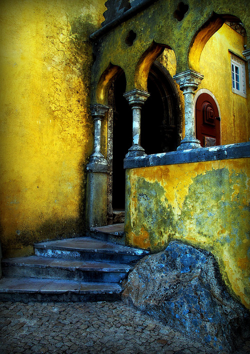 smithsonianmag:  Photo of the Day: Castle in Portugal Photograph by Patrick Yuen (Arlington, Virgini