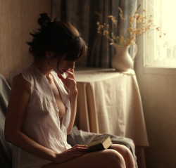 iluvbillyelliot:  Reading with your blouse