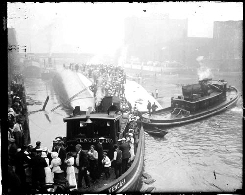 Eastland disaster, the Kenosha, a tugboat, rescuing survivors from the hull of the overturned steame