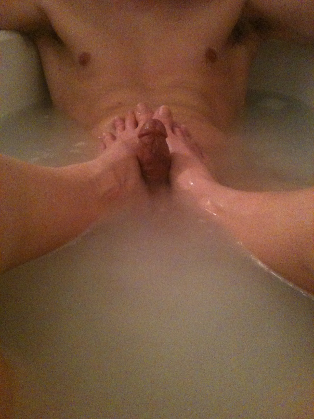 freyasfancy:  girlsrule-subsdrool:  I do so love a good bath! He doesn’t like the