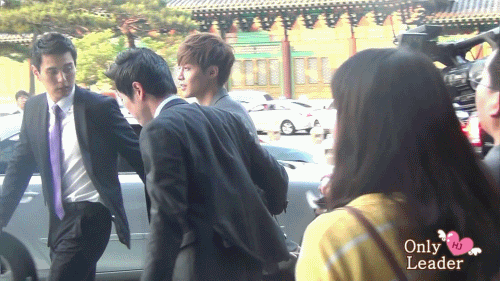 This makes me smile :) Hyun Joong sneakily puts his hand out behind him to take the fan’s letter even though his security’s rushing him through. Another reason why he’ll forever be one of my two ultimate biases. 
