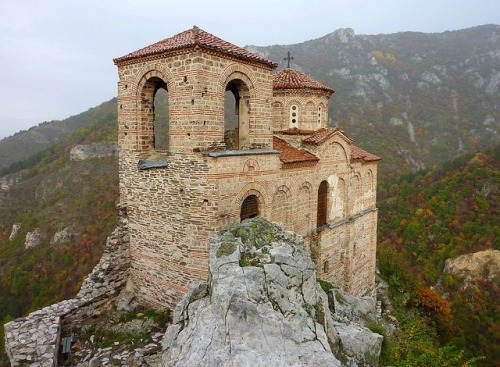 Asen&rsquo;s Medieval Fortress in Rhodope Mountains, Bulgaria (by frans.sellies).