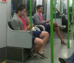pillositio:  Los dos con la sonrisita de estar twitteando que acaban de sentarse en el metro al lado de un tío que va vestido igual que él…  