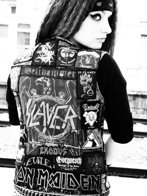 countess-bathory:  I love seeing girls like this. :)  Hawt!!!