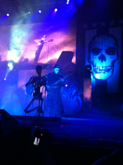 John 5 opening riffs at the zombie show.